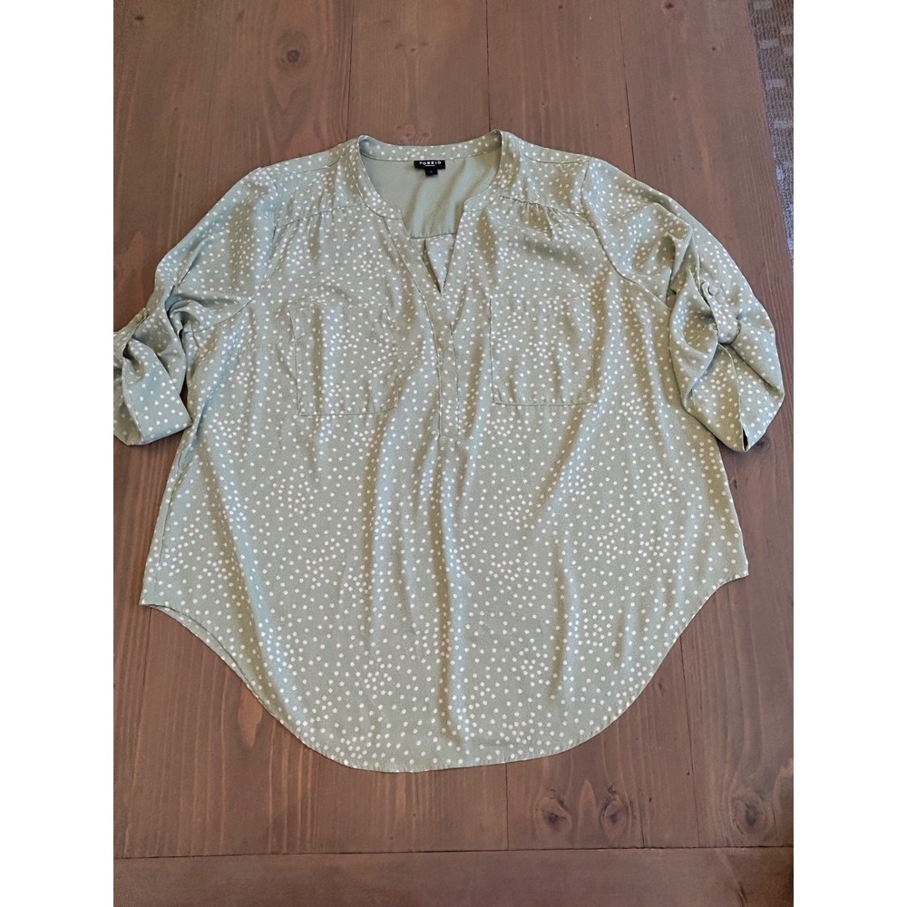 D41 Torrid Harper Sage Green Polka Dot Roll Tab Sleeve Top Plus Size 0 L XL